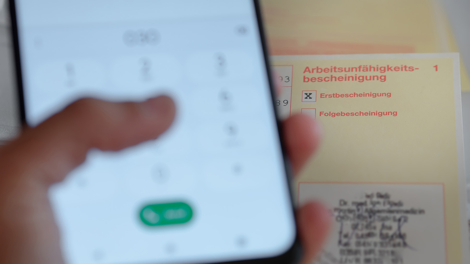 Kanzlei Kröll & Weber Telefonische Verlängerung der Krankmeldung: Hand wählt Nummer